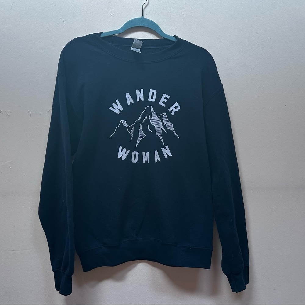 Wander woman Gildan Navy Heavy Blend Sweatshirt small